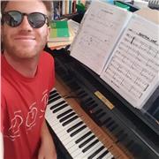 Diplomato in pianoforte jazz impartisce lezioni di pianoforte pop e jazz, tastiere, basso e chitarra pop/rock, teoria musicale, armonia e solfeggio, arrangiamento, composizione e scrittura musicale